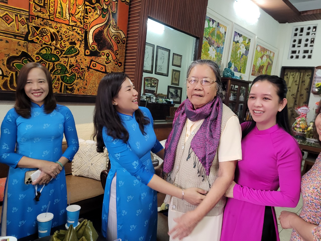 Các cán bộ Hội chúc sức khỏe dì Lê Thị Thu - mong bà luôn là chỗ dựa tinh thần của thế hệ cán bộ hội trẻ