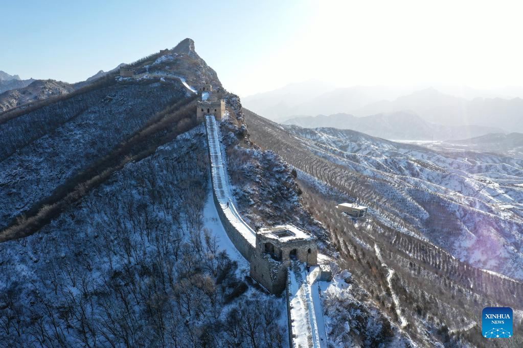 Những bức ảnh được chụp từ máy bay không người lái cho thấy toàn cảnh tuyết bao phủ khu vực Tư Mã Đài của Vạn Lý Trường Thành ở Bắc Kinh, thủ đô của Trung Quốc. Nhìn từ trên xuống những đoạn tường thanh quanh co, uốn lượn như được thay màu áo mới trong tuyết.