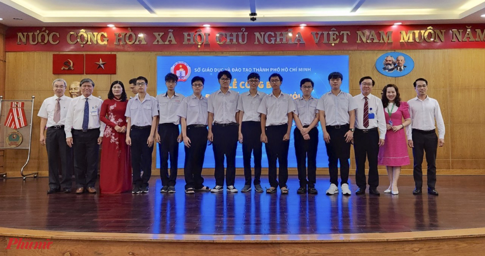 Lãnh đạo Sở GD-ĐT TPHCM chụp ảnh với đội tuyển toán kỳ thi học sinh giỏi quốc gia