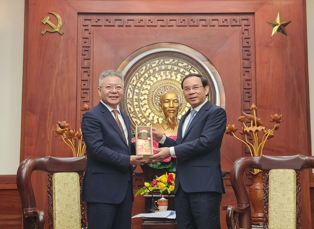 Bí thư Thành ủy TP HCM Nguyễn Văn Nên gửi món quà là những hạt cà phê rang mang hương vị của đất nước Việt nam đến ông Thẩm Hiểu Minh
