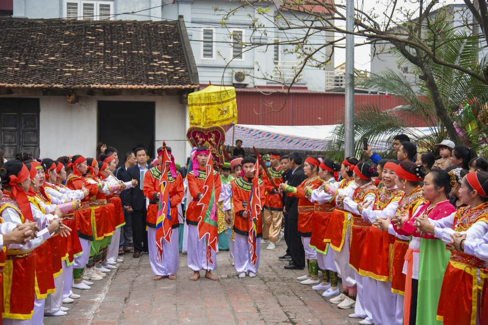 Lễ hội kén rể Đường Yên được phục dựng lại từ năm 2001 sau 60 năm thất truyền. Lễ hội gồm phần lễ và phần hội mang đậm giá trị văn hóa, thể hiện truyền thống uống nước nhớ nguồn, tinh thần thượng võ của dân tộc. 