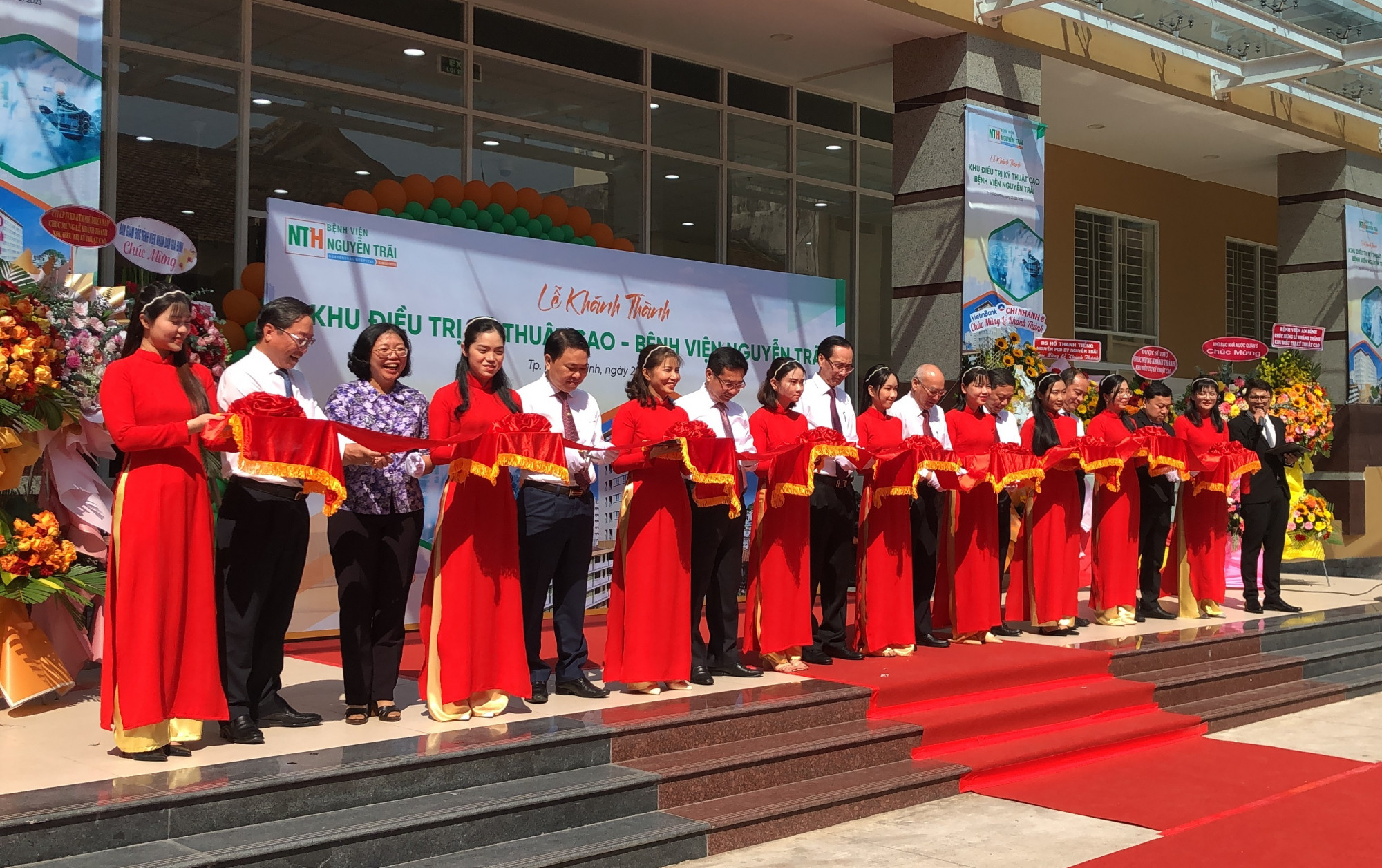 Lãnh đạo TPHCM và ngành y tế cắt băng khánh thành Khu điều trị kỹ thuật cao Bệnh viện Nguyễn Trãi sáng 21/2. Ảnh: Quốc Ngọc