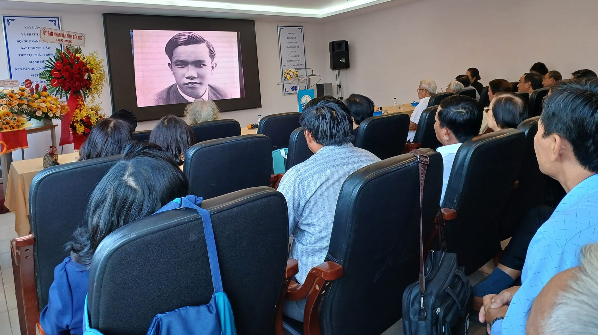 Gia đình cùng các y bác sĩ và bạn đọc cùng tham dự buổi ra mắt, xem lại những thước phim tư liệu về bác sĩ Trần Hữu Nghiệp