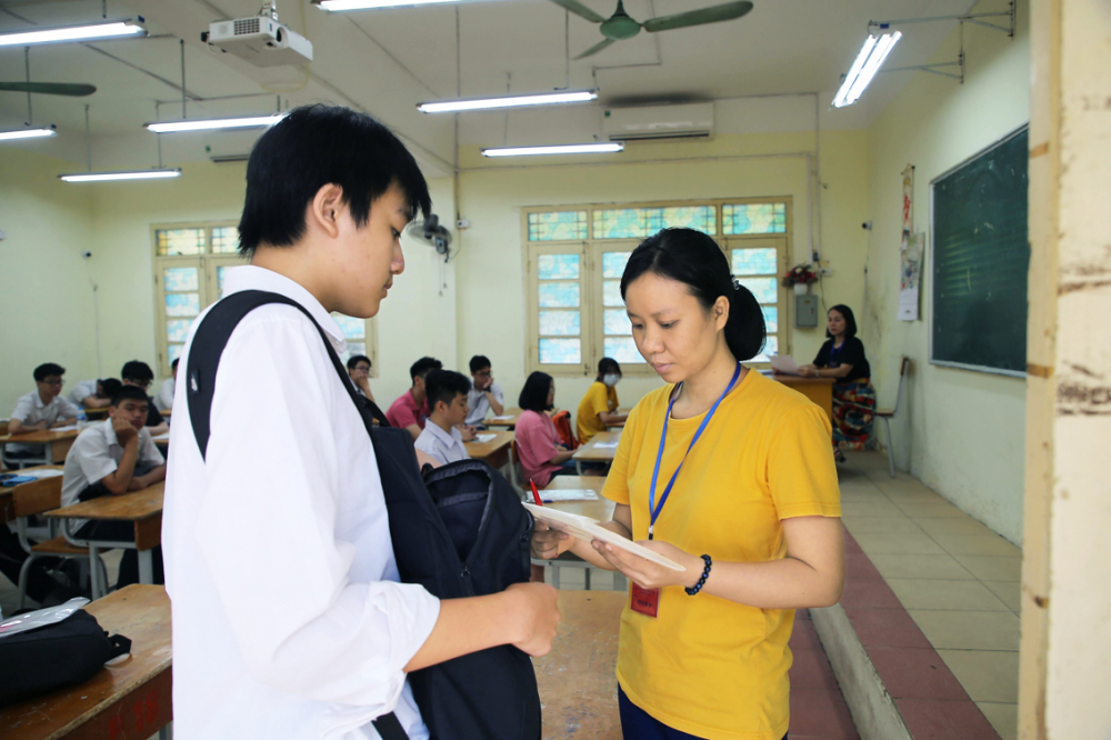 Kỳ thi tốt nghiệp THPT nếu trả về địa phương cũng cần phải có lộ trình rõ ràng (trong ảnh: Thí sinh thi tốt nghiệp THPT năm 2022 tại Hà Nội) - Ảnh: Đại Minh