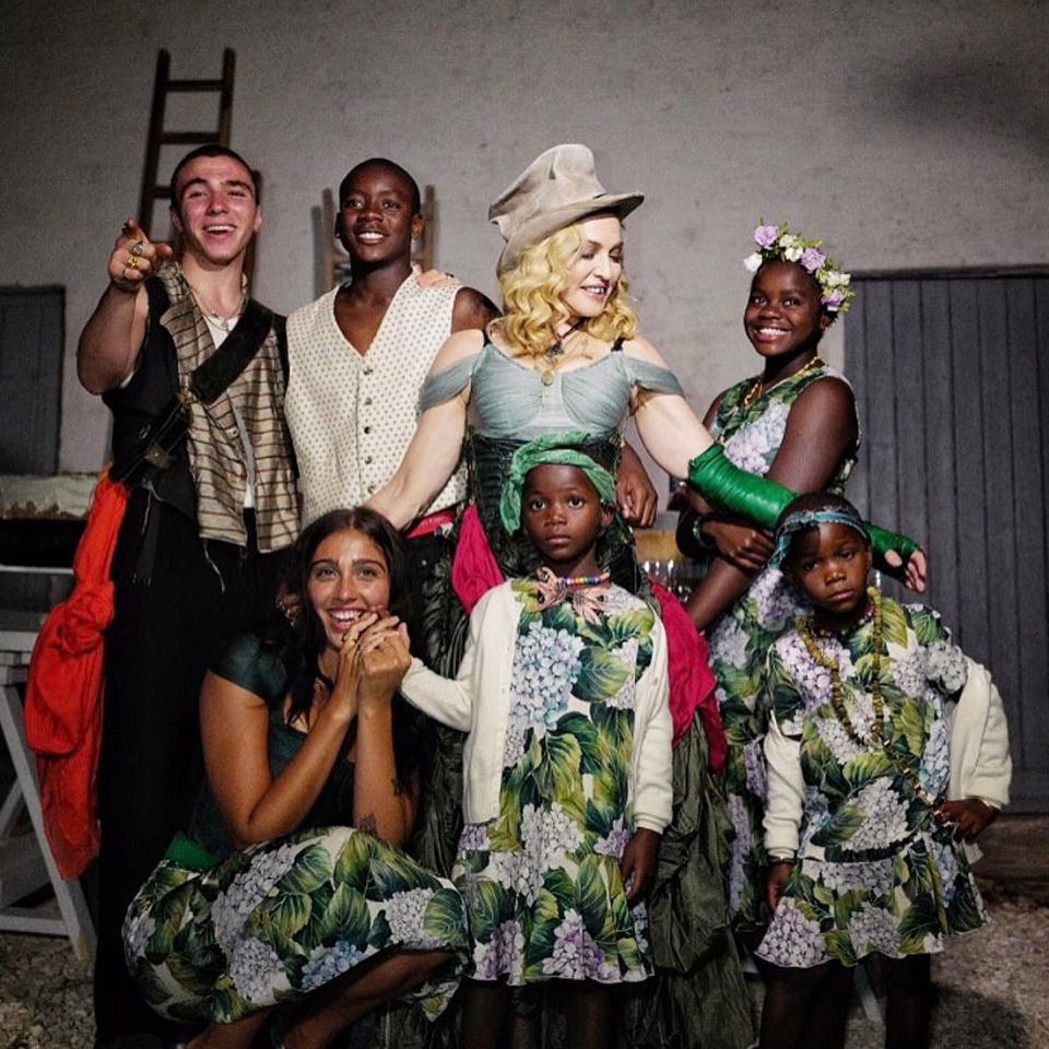 Madonna bên cạnh 6 người con của mình
