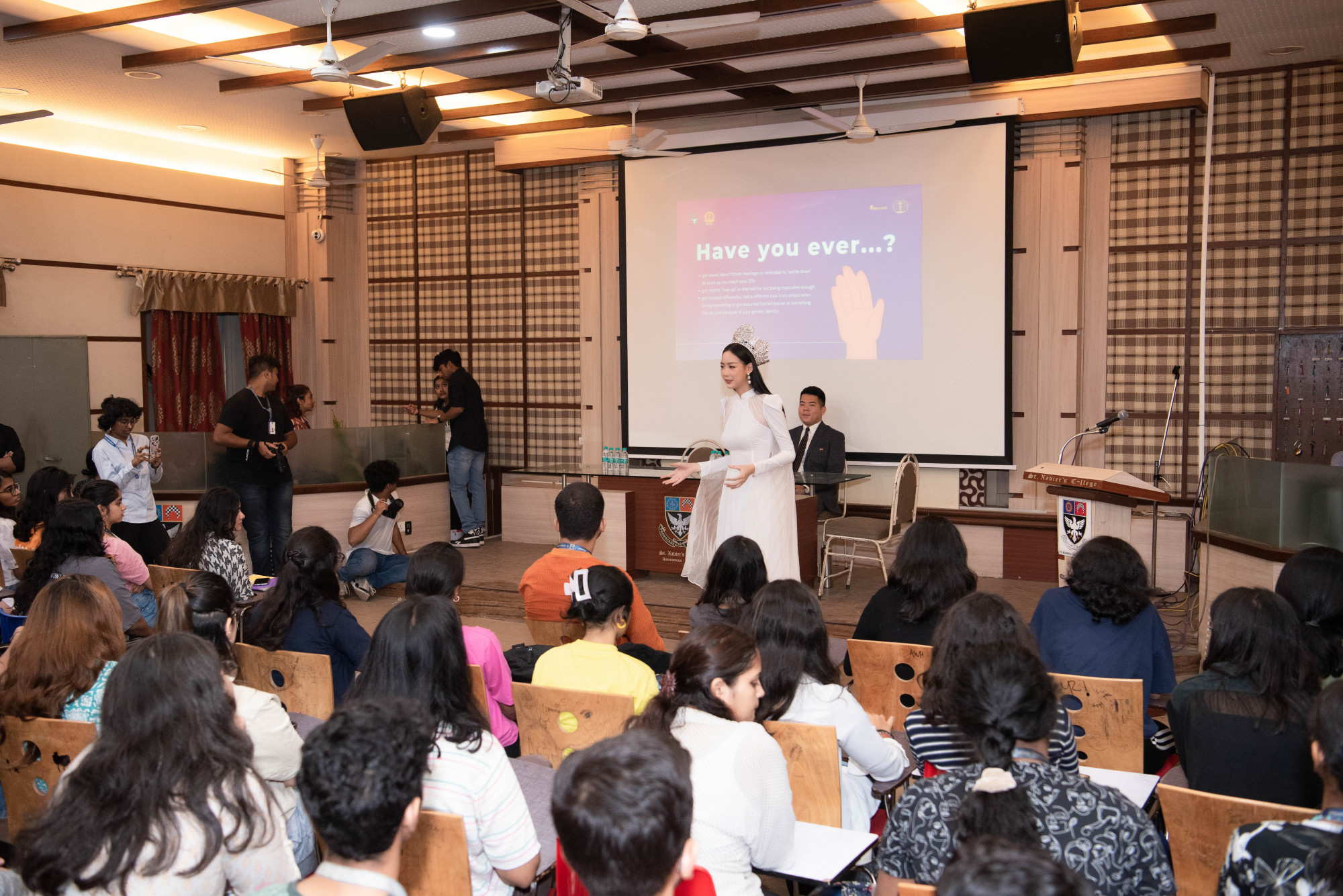 Hoa hậu Bảo Ngọc diễn thuyết với sinh viên tại trường St. Xavier College
