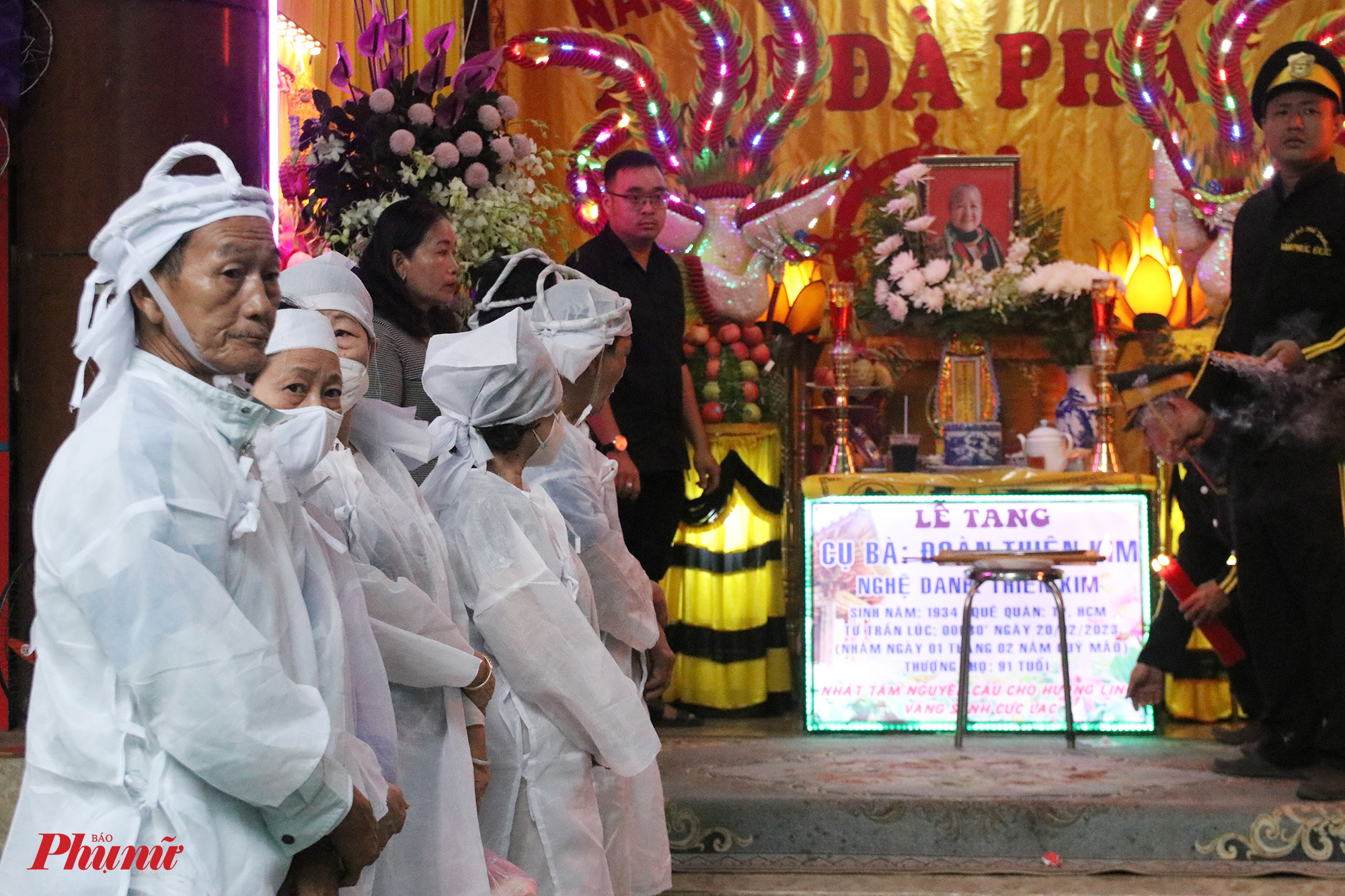 Sau lễ động quan, linh cữu cố nghệ sĩ được đưa đi hoả táng tại Đa Phước, huyện Bình Chánh. 