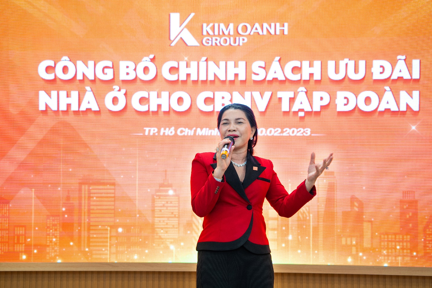 Bà Đặng Thị Kim Oanh - Chủ tịch Hội đồng quản trị kiêm Tổng giám đốc Kim Oanh Group - công bố chính sách hỗ trợ nhà ở cho nhân viên Tập đoàn