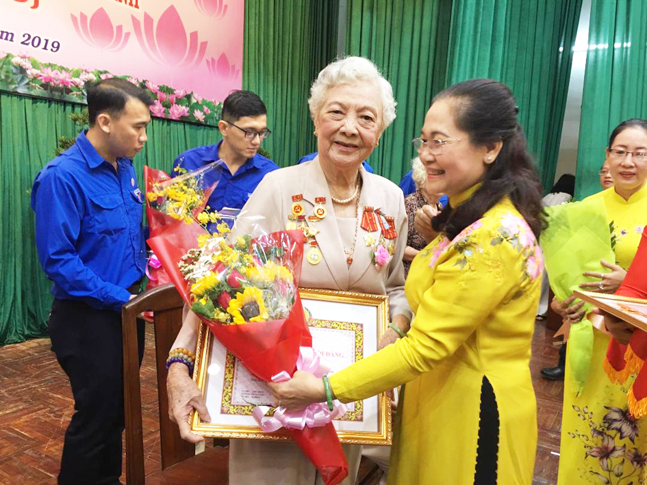 Bà Nguyễn Thị Lệ - Chủ tịch HĐND TPHCM - chúc mừng bà Diệp Tú Anh  nhân dịp bà nhận huy hiệu 70 năm tuổi Đảng