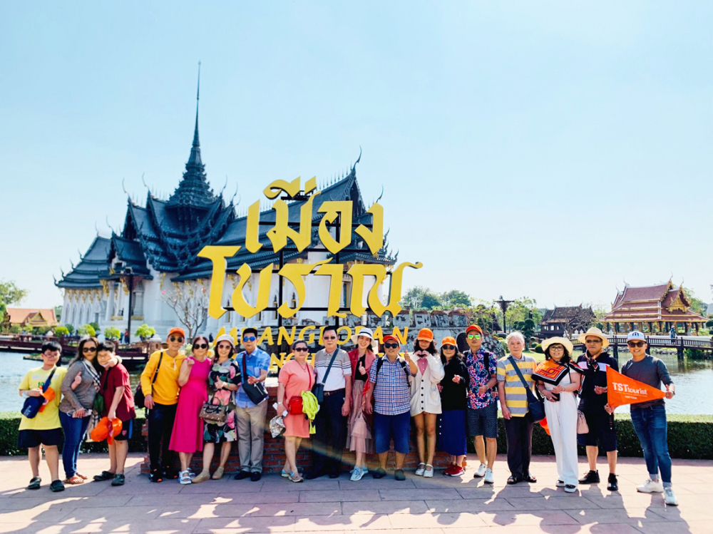 Đoàn khách của TST tourist tại một điểm tham quan di tích của Thái Lan - ẢNH: Q.T