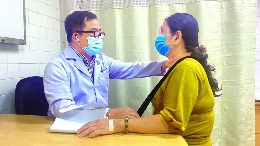 Bác sĩ Nguyễn Hữu Phúc đang khám cho trường hợp bị bệnh lý tuyến giáp - ảnh: Thanh Huyền