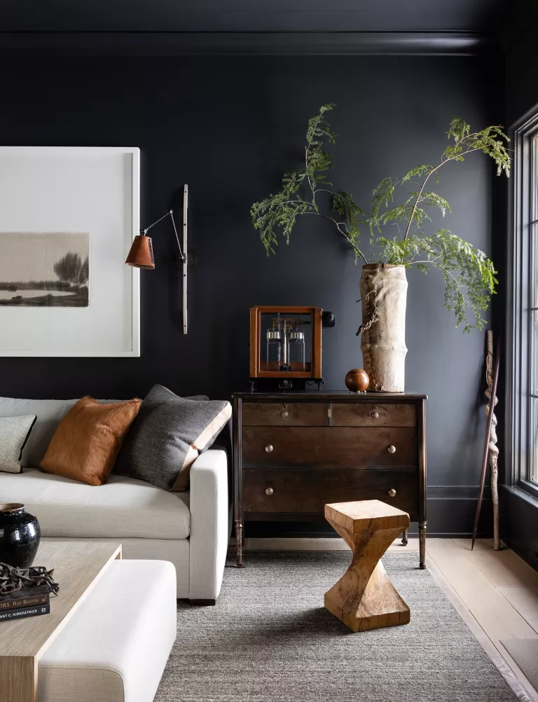 Chọn Sai Màu Sắc Phòng khách màu đen với ghế sofa trắng và vật liệu tự nhiên  (Tín dụng hình ảnh: Dự án của Sean Anderson / ảnh của Haris Kenjar) Trong một không gian nhỏ, lựa chọn màu sắc là chìa khóa. Tuy nhiên, vấn đề không chỉ là chọn màu phù hợp mà còn là cách bạn sử dụng những màu đó để mở rộng căn phòng của bạn một cách trực quan.  Trong khi một số người sử dụng các màu cụ thể để làm cho một căn phòng nhỏ trông rộng hơn , thì Mike Fisher, giám đốc sáng tạo và người sáng lập của Studio Indigo gợi ý cách sắp xếp lời khuyên này cho một mảng màu đậm để thêm nét đặc sắc. 'Không gian nhỏ có thể được xử lý một cách hoành tráng – “hãy mạnh dạn” là lời khuyên của tôi.'  Ông nói: “Sơn không gian bằng màu sáng sẽ không tạo cảm giác rộng hơn. 'Sử dụng màu sắc mạnh mẽ để đưa ra tuyên bố và thể hiện cá tính.'  Có một quan niệm sai lầm phổ biến rằng những căn phòng nhỏ chỉ nên sơn màu nhạt. Trên thực tế, không gian nhỏ này là một nơi tuyệt vời để thử nghiệm các thủ thuật sơn và màu sắc giàu trí tưởng tượng cho những căn phòng nhỏ .