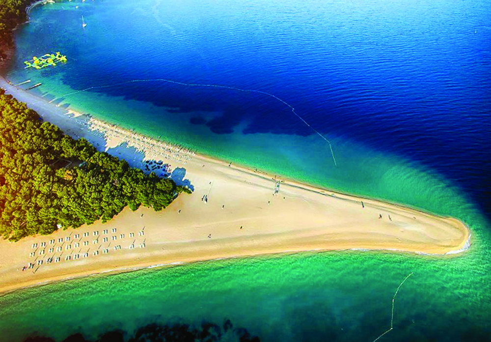 Bãi biển Zlatni Rat có thể thay hình đổi dạng mỗi khi có gió lớn hay thủy triều dâng  - ảnh: my best place
