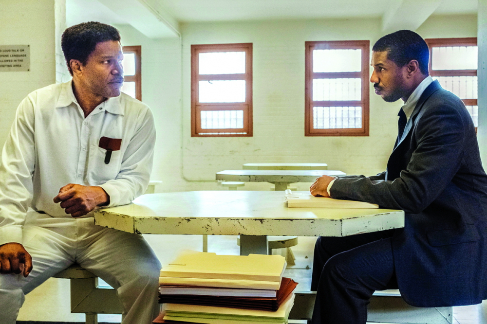 Johnny D. và Bryan Stevenson trong một cảnh thảo luận về vụ án trong nhà tù
