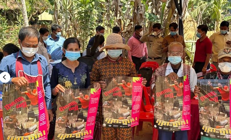 Trong bức ảnh do Bộ Y tế Campuchia công bố, một sĩ quan thú y Campuchia, bên phải, và một sĩ quan cảnh sát quân sự đặt áp phích về nhận thức về các mối đe dọa vi rút H5N1 với hy vọng giáo dục dân làng chăm sóc sức khỏe của họ, ở tỉnh Prey Veng phía đông Campuchia , Thứ Năm, ngày 23 tháng 2 năm 2023. Một bé gái 11 tuổi ở Campuchia đã chết vì cúm gia cầm trong ca nhiễm H5N1 ở người đầu tiên được biết đến ở nước này kể từ năm 2014, các quan chức y tế cho biết. (Bộ Y tế Campuchia qua AP)