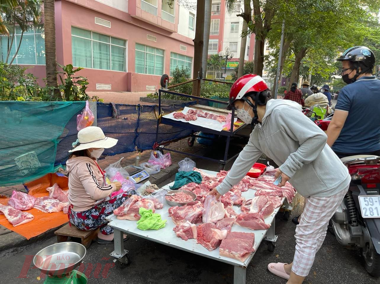 Xung quanh một số chợ lẻ TPHCM cũng xuất hiện nhiều điểm bán tự phát, trái phép - Ảnh: Nguyễn Cẩm