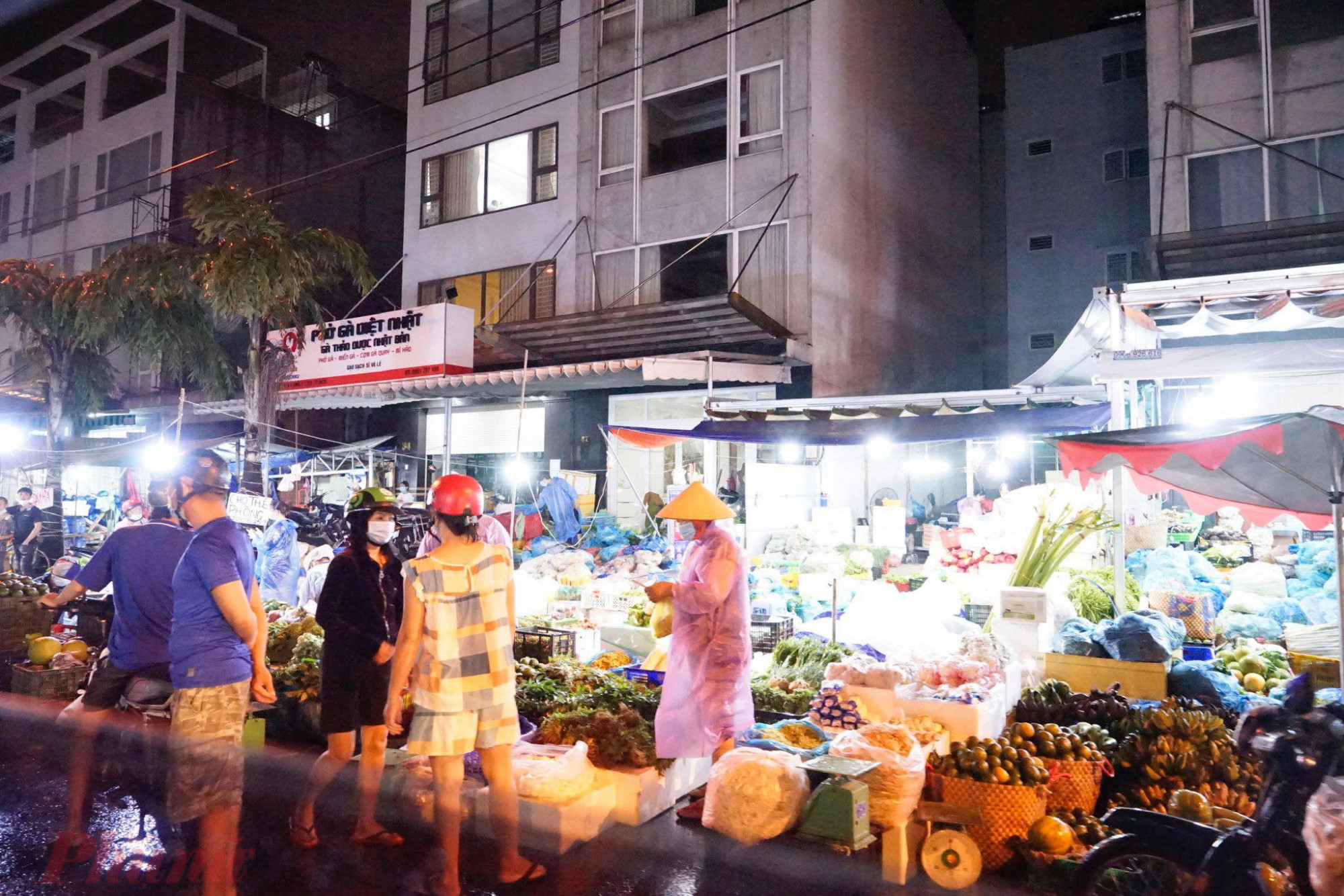 Các điểm kinh doanh tự phát xung quanh chợ đầu mối Bình Điền, quận 8, TPHCM 