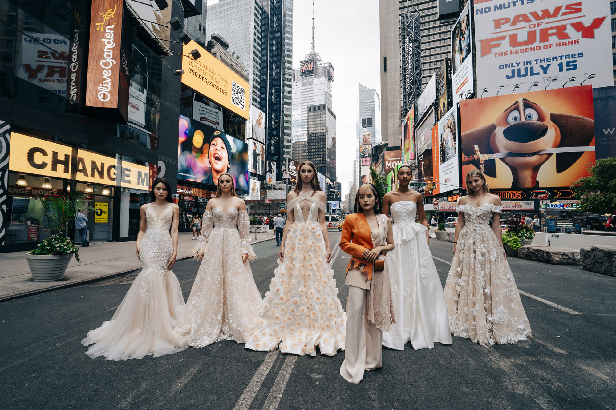 Trần Lưu Phương và một số mẫu trong BST VIET Flora, từng được giới thiệu tại New York Fashion Week