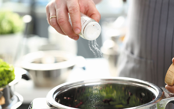 Ở nhiệt độ nấu ăn thông thường (dưới 270°C), bột ngọt an toàn dù nêm vào bất kỳ thời điểm nào khi nấu ăn