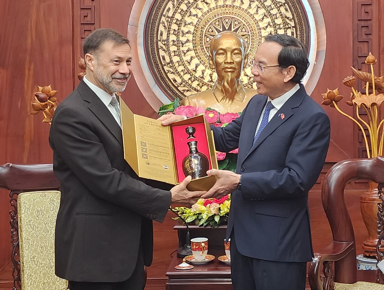 Đáp lại, Bí thư Nguyễn Văn Nên cũng gửi tặng ngài Đại sứ bình rượu thuốc quý từ quê hương Tây Ninh