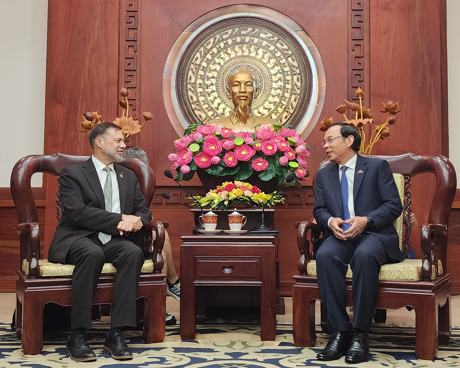 Ủy viên Bộ Chính trị, Bí thư Thành ùy Nguyễn Văn Nên trò chuyện cùng ngài Andrew Goledzinowski, Đại sứ Úc tại Việt Nam 