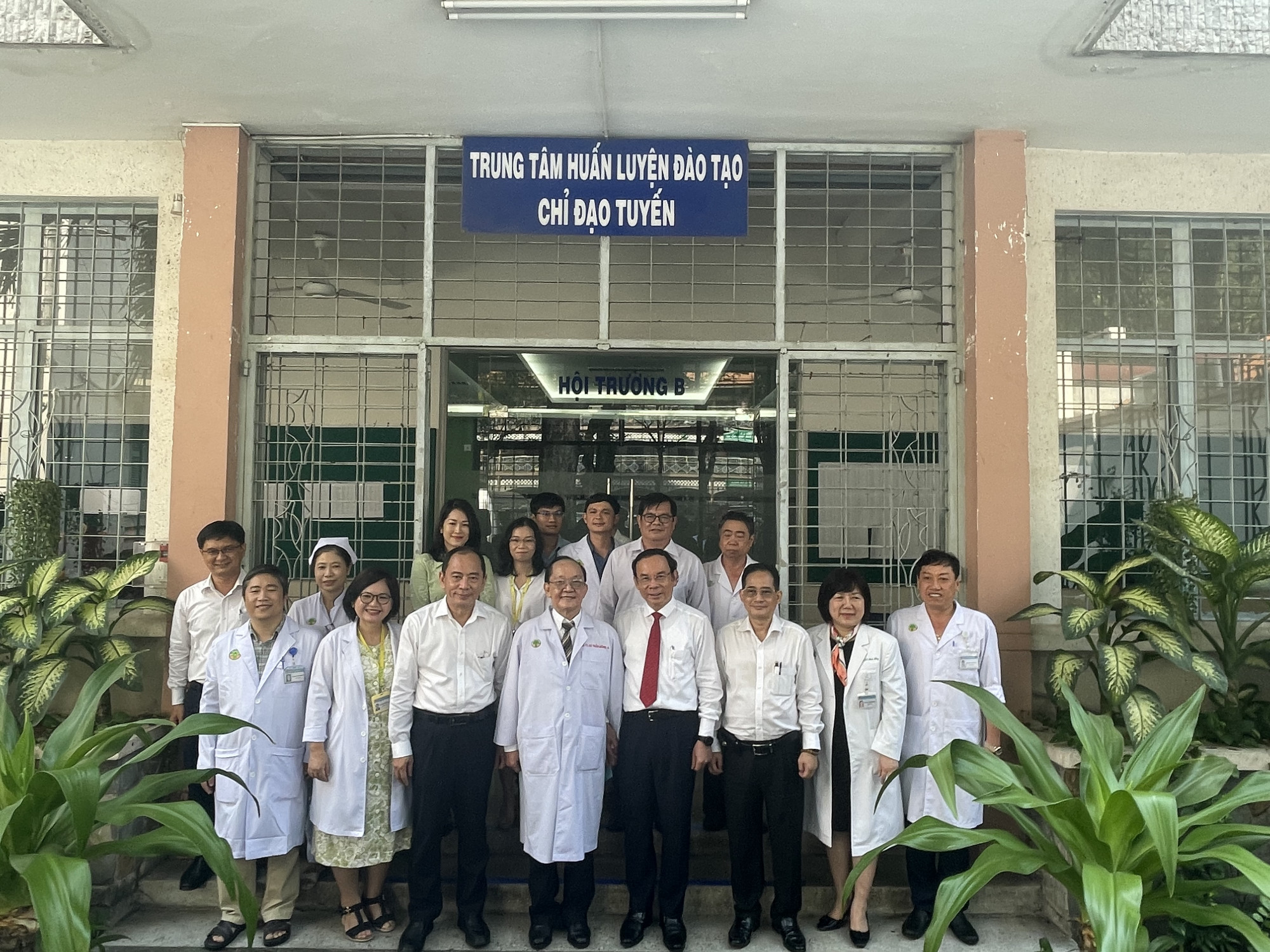 Bí thư Thành uỷ TPHCM cùng phái đoàn chúc mừng tập thể y bác sĩ Bệnh viện Nhi Đồng 2 nhân ngày Thầy thuốc Việt Nam. Ảnh: Thanh Huyền.