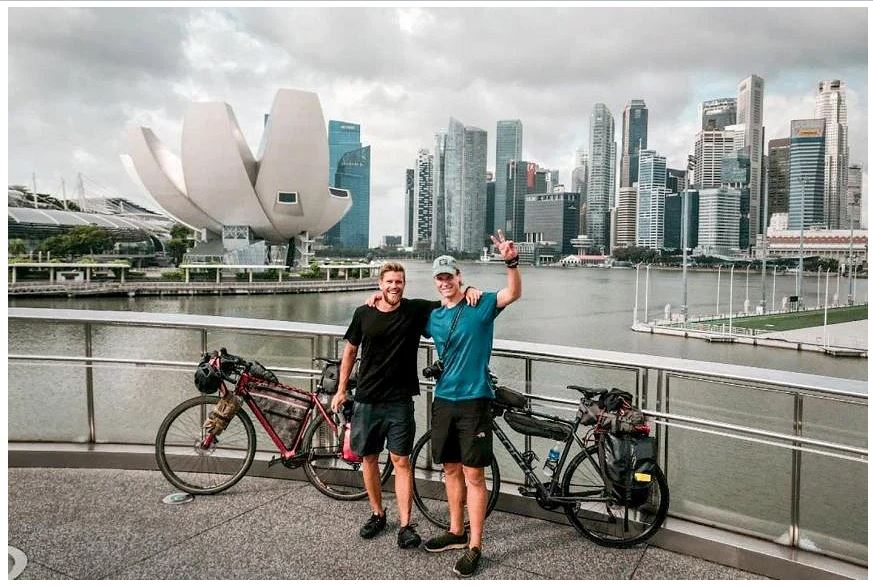 Valtteri Heinila (trái) và ông Alvari Poikola chụp ảnh sau khi hoàn thành hành trình 15.400 km từ Phần Lan đến Singapore bằng xe đạp. 