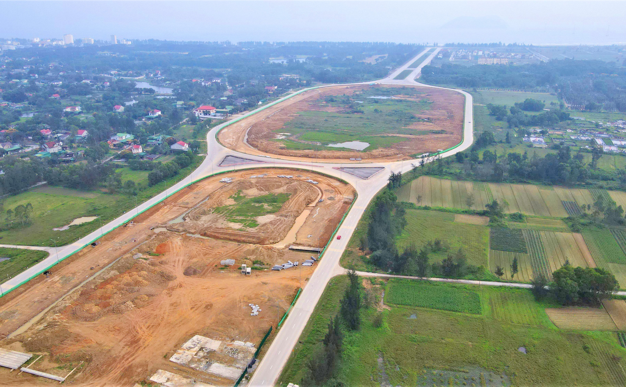 Năm 2010, UBND tỉnh Nghệ An phê duyệt dự án đại lộ Vinh - Cửa Lò với mức đầu tư 4.157 tỉ đồng từ ngân sách nhà nước. Đây là tuyến đại lộ lớn nhất Nghệ An, dài 10,8km, mặt đường rộng 160m, đi qua 3 địa phương gồm TP Vinh, huyện Nghi Lộc và thị xã Cửa Lò.