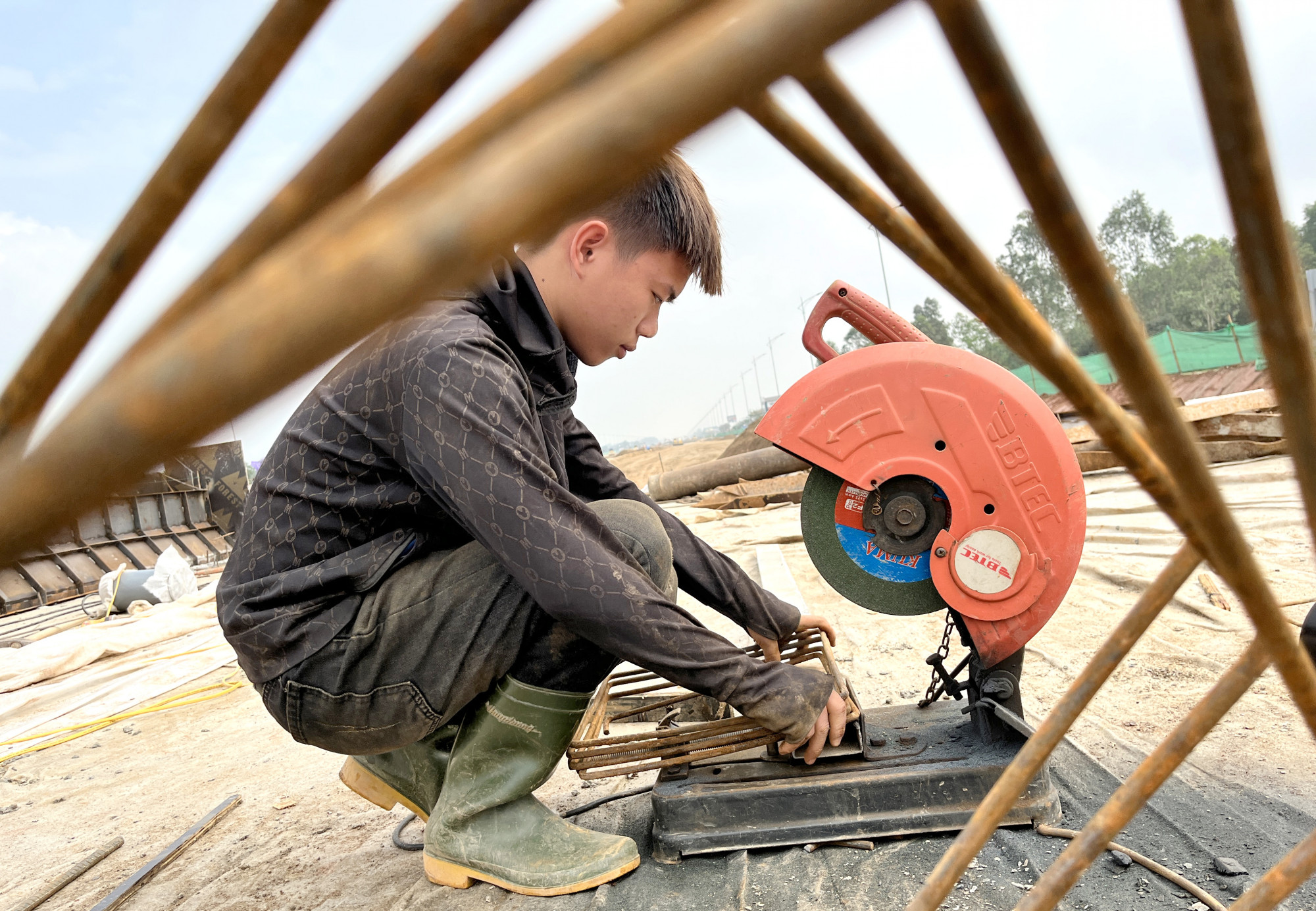 Anh Nguyễn Văn Hảo (35 tuổi, quê huyện Diễn Châu, Nghệ An) cho hay, thời gian này công ty thường tăng ca làm cả đêm để kịp tiến độ. “Mùa này làm khá khỏe nên anh em đều tranh thủ tăng ca để kiếm thêm thu nhập chứ đến mùa hè nắng nóng làm ở công trường cực lắm”, anh Hảo nói.