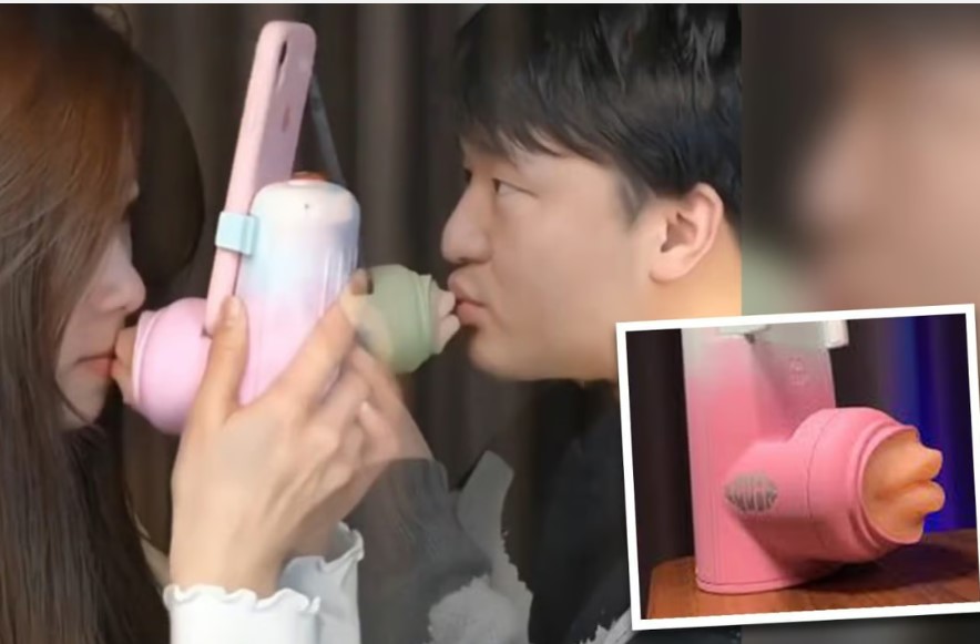 Một thiết bị hôn của Trung Quốc điều khiển bằng ứng dụng với đôi môi “thật” cho phép ôm nhau từ xa, từ xa đã được mọi người trên mạng xã hội đại lục mô tả là “đáng sợ”. Ảnh: SCMP tổng hợp/phát tay