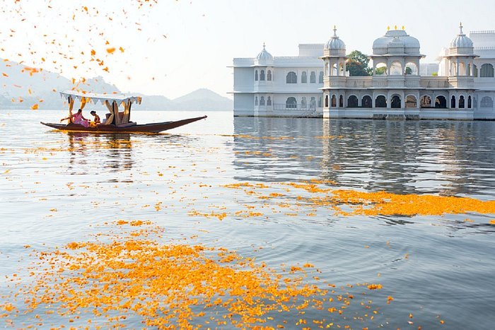 Taj Lake Palace, Udaipur  Cung điện hồ Taj, Udaipur Ban đầu được biết đến với cái tên Jag Niwas, nơi nghỉ dưỡng mùa hè của gia đình hoàng gia Mewar, Cung điện Taj Lake không phải là khách sạn điển hình của bạn. Để bắt đầu, nó được đặt ở giữa Hồ Pichola ở Udaipur, miền bắc Ấn Độ và chỉ có thể đến được bằng thuyền. Tại cầu tàu dành riêng cho khách sạn, nhân viên sẽ chào đón bạn bằng khăn mát và đồ uống giải khát trước khi đến lúc lên sà lan ngoài trời. Chỉ mất bảy phút đi xe, nhưng mỗi giây đều có rất nhiều cảnh đẹp.