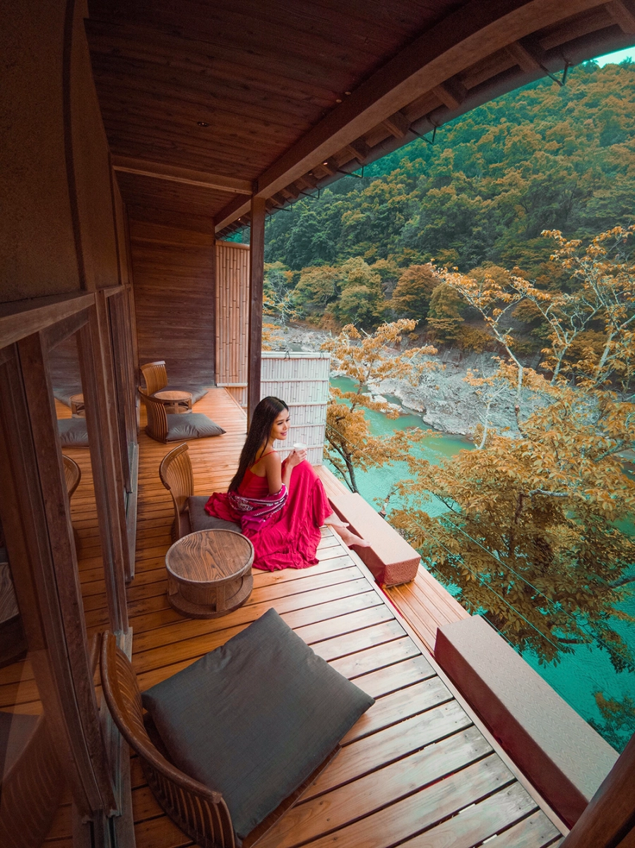 Sau khi mọi người đã lên thuyền, chiếc thuyền 10 chỗ sẽ di chuyển trong 15 phút qua Oku-arashiyama, một khu bảo tồn thiên nhiên được bảo vệ, phô bày khung cảnh thiên nhiên tuyệt đẹp dọc theo Hẻm núi Rankyo dốc đứng.  Bất kể thời gian nào trong năm, bạn sẽ được bao quanh bởi vẻ đẹp tự nhiên, từ hoa anh đào vào đầu mùa xuân, cây xanh tươi tốt vào mùa hè hay những tán lá rực rỡ vào mùa thu.  Sau khi thuyền cập bến, bạn sẽ đi bộ đến ryokan, cởi giày ra và thưởng thức nhạc sống trong khu vườn nước tuyệt đẹp.