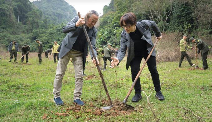 Nghệ sĩ Kitaro trồng cây cùng ca sĩ Hà Anh Tuấn tại Ninh Bình