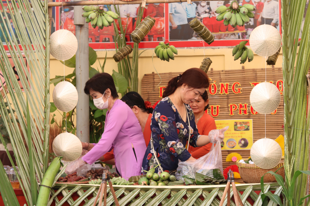 Cán bộ, hội viên phụ nữ phường Trường Thọ chuẩn bị cho phiên chợ quê. 