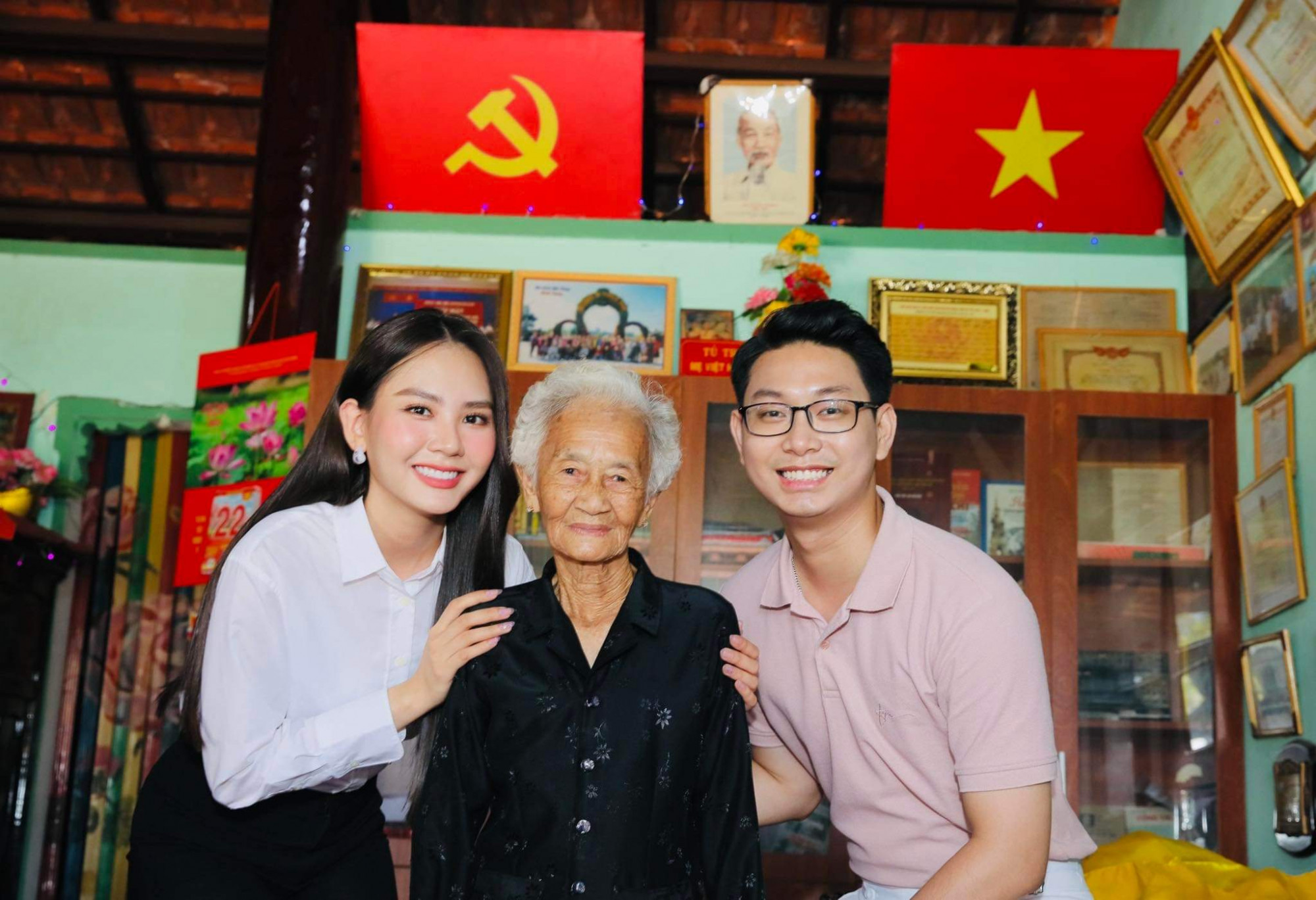 Hoa hậu Mai Phương (trái) và MC Trọng Hiền bên mẹ Việt Nam anh hùng.