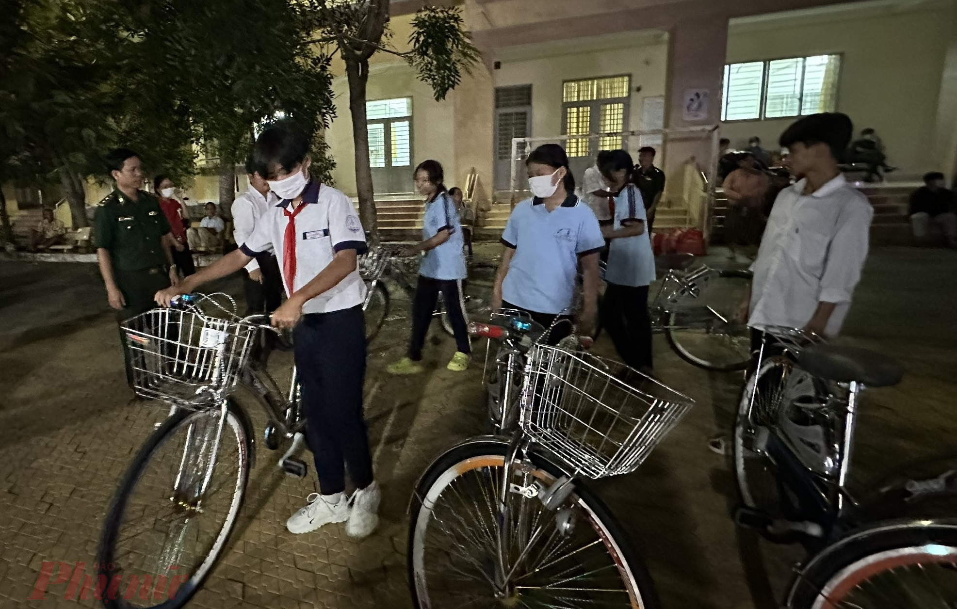 Chương trình tặng xe đạp cho các em học sinh