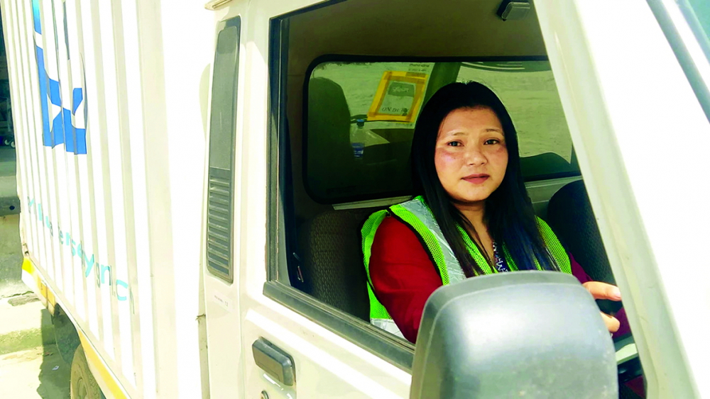 Vào đầu tháng 10/2022, Joycy Lyngdoh chính thức trở thành nữ tài xế xe tải đầu tiên của Amazon ở Ấn Độ - Ảnh: Aboutamazon 