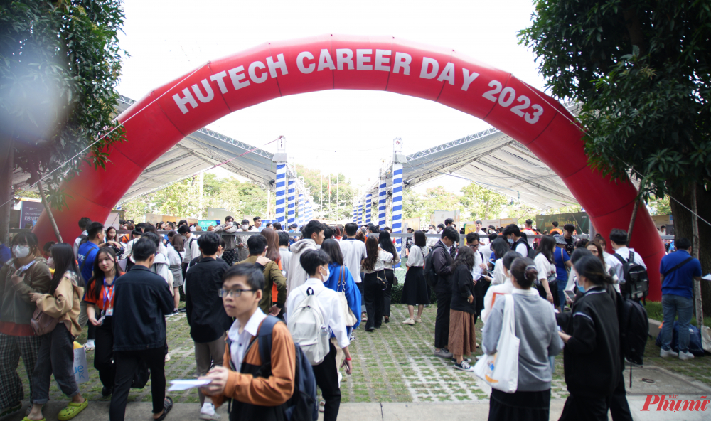 Hàng ngàn sinh viên tham gia ngày hội để tìm kiếm cơ hội việc làm