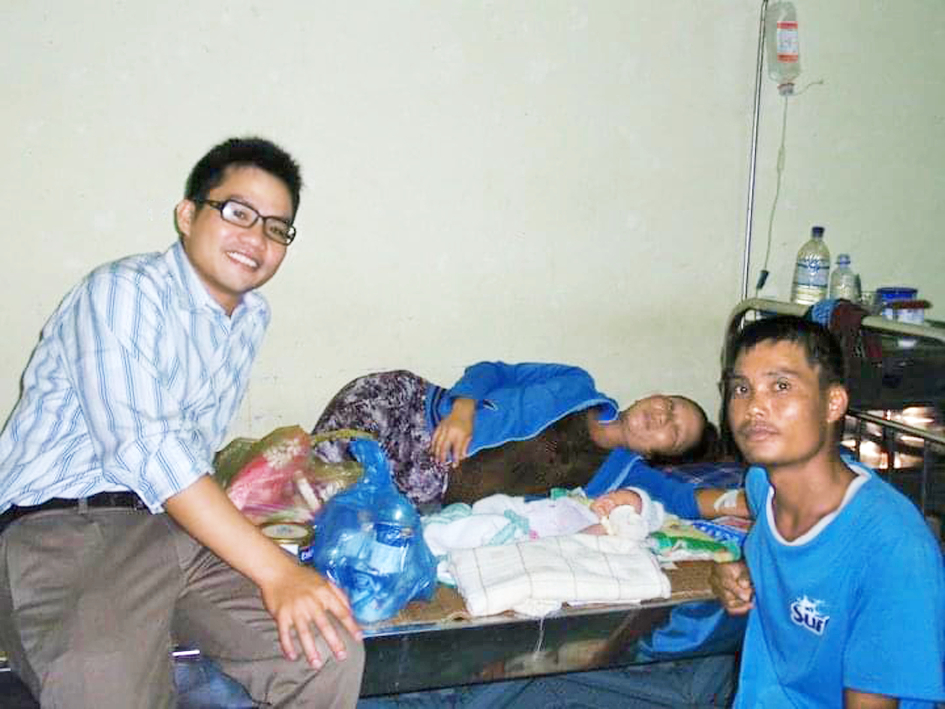 Bác sĩ Nguyễn Lê Minh Đạt tự tay chăm sóc, tắm cho em bé trên đảo - ẢNH: BSCC