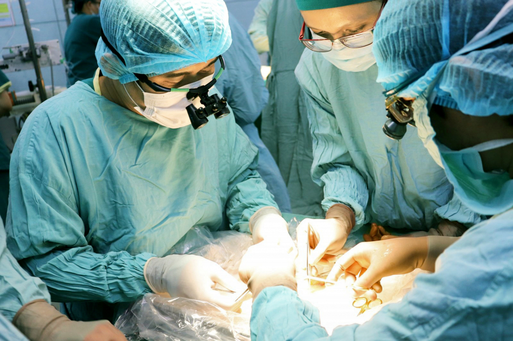 Các bác sĩ Bệnh viện Nhi Đồng 2 và Bệnh viện Chợ Rẫy phối hợp trong cuộc phẫu thuật ghép thận cho bé trai 15 tuổi vào tháng 8/2022 ẢNH: BỆNH VIỆN CUNG CẤP