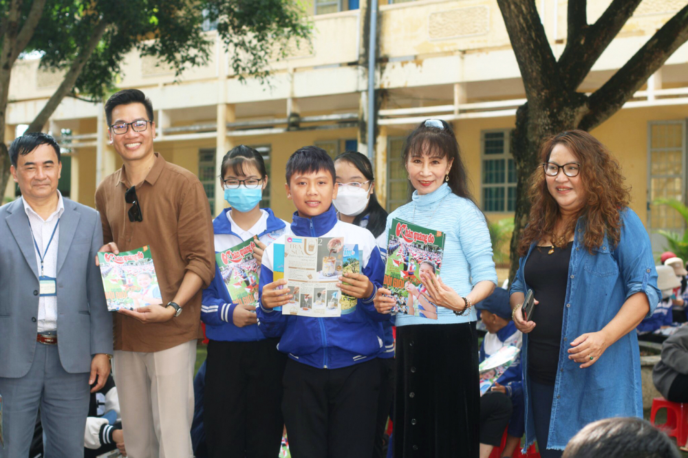 Nhà văn Hoài Hương (thứ 2 từ phải sang) trong chuyến trao tặng thư viện cho trường THCS Bình Thạnh (Đức Trọng, Lâm Đồng).  Ảnh nhà văn Hoài Hương cung cấp.
