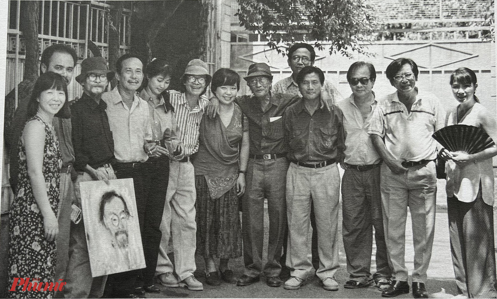 Nhạc sĩ Trịnh Công Sơn trong dịp tụ họp bạn bè vào 