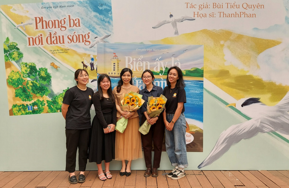 Nhà văn Bùi Tiểu Quyên, họa sĩ ThanhPhan và đại diện Lionbooks tại chương trình giao lưu.