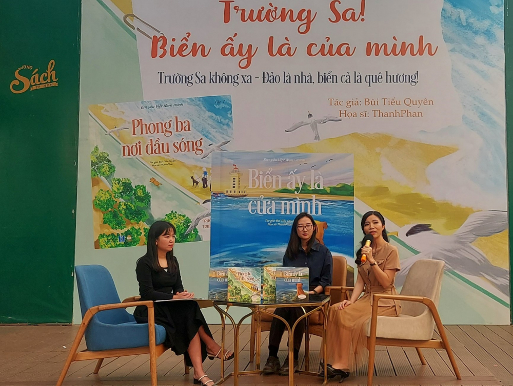 Nhà văn Bùi Tiểu Quyên chia sẻ về bộ sách tại Đường Sách TPHCM.