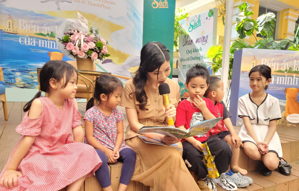 Tại chương trình giao lưu, nhà văn Bùi Tiểu Quyên cũng đã đọc giới thiệu tập 1 Phong Ba nơi đầu sóng cho các em nhỏ nghe.