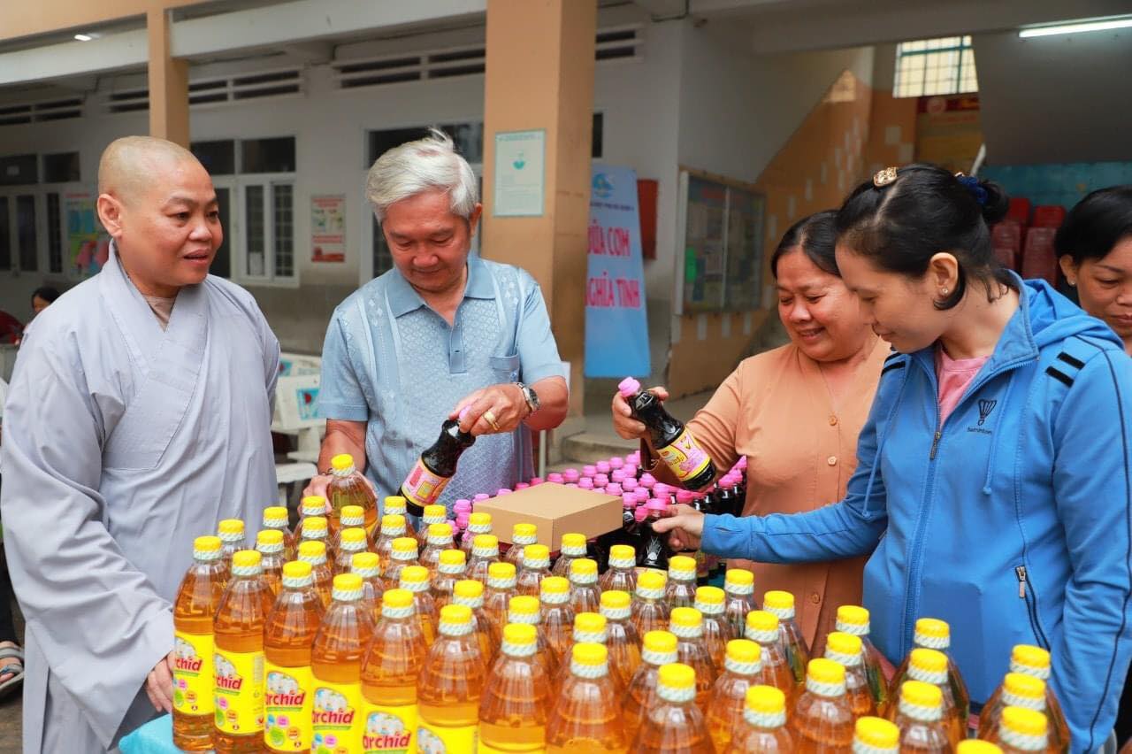 Gian hàng chia sẻ yêu thương đã trao tặng nhiều mặt hàng nhu yếu phẩm đến công nhân, người dân có hoàn cảnh khó khăn