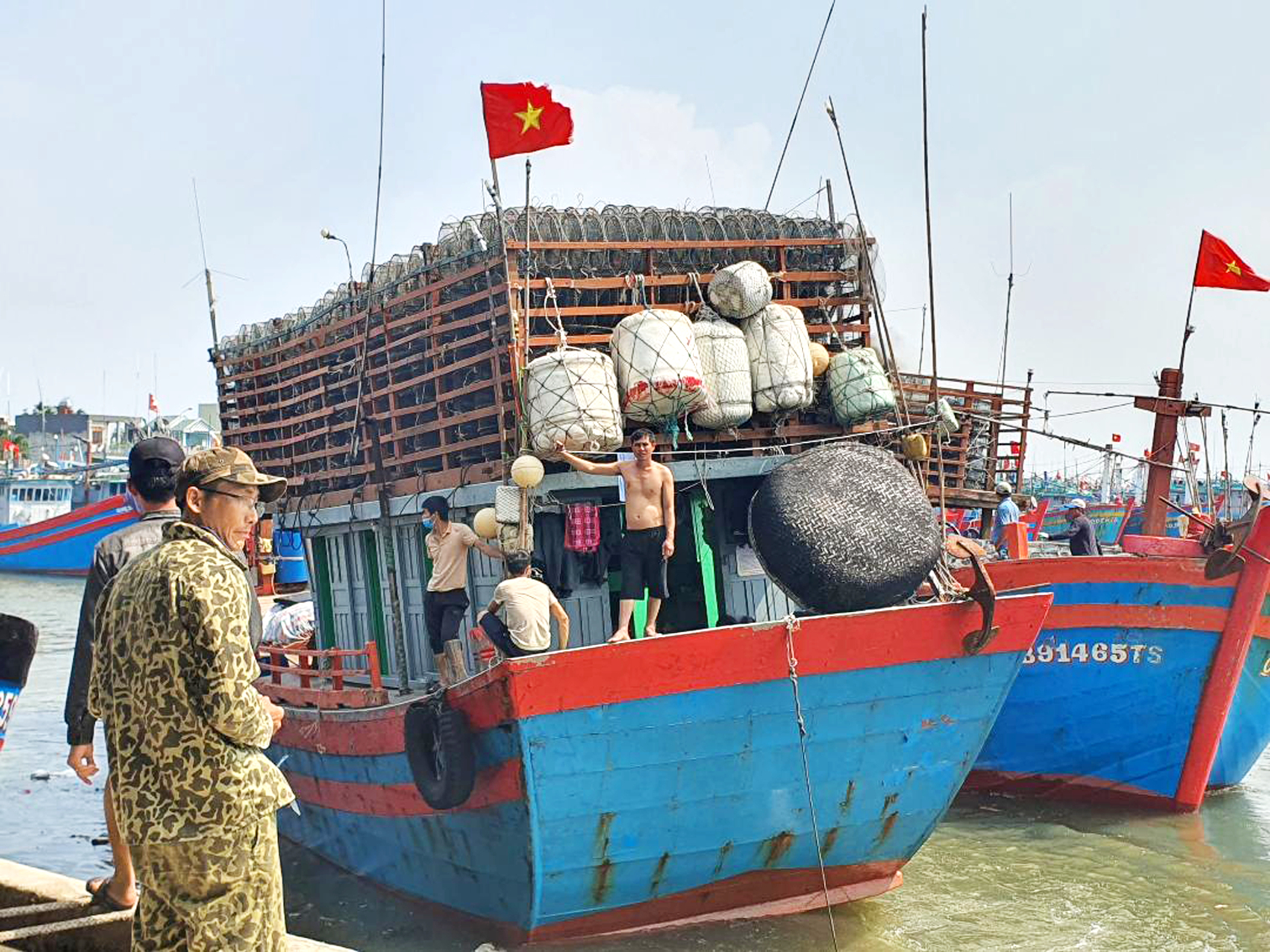 Tàu cá neo đậu tại cảng cá Tịnh Hòa (tỉnh Quảng Ngãi) - ẢNH: ĐÌNH DŨNG