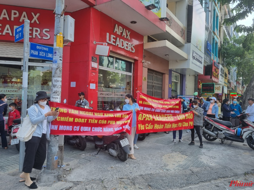 Phụ huynh tại TPHCM phản đối Trung tâm Anh ngữ Apax Leaders vào chiều 26/2