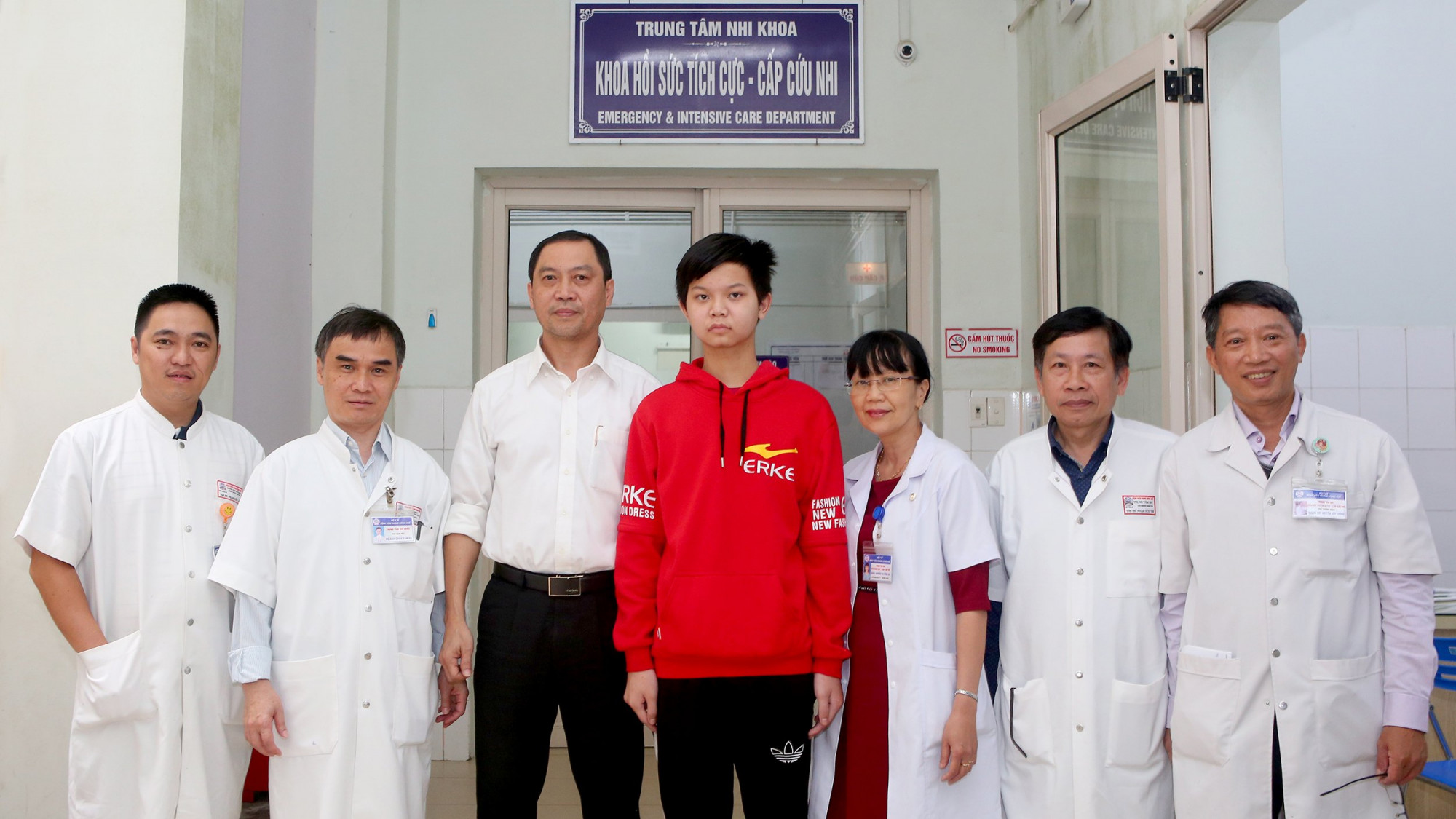 Các bác sĩ Trung tâm Nhi khoa, Bệnh viện Trung ương chụp ảnh kỷ niệm cùng cháu Trần Gia H, trước giờ H, xuất viện