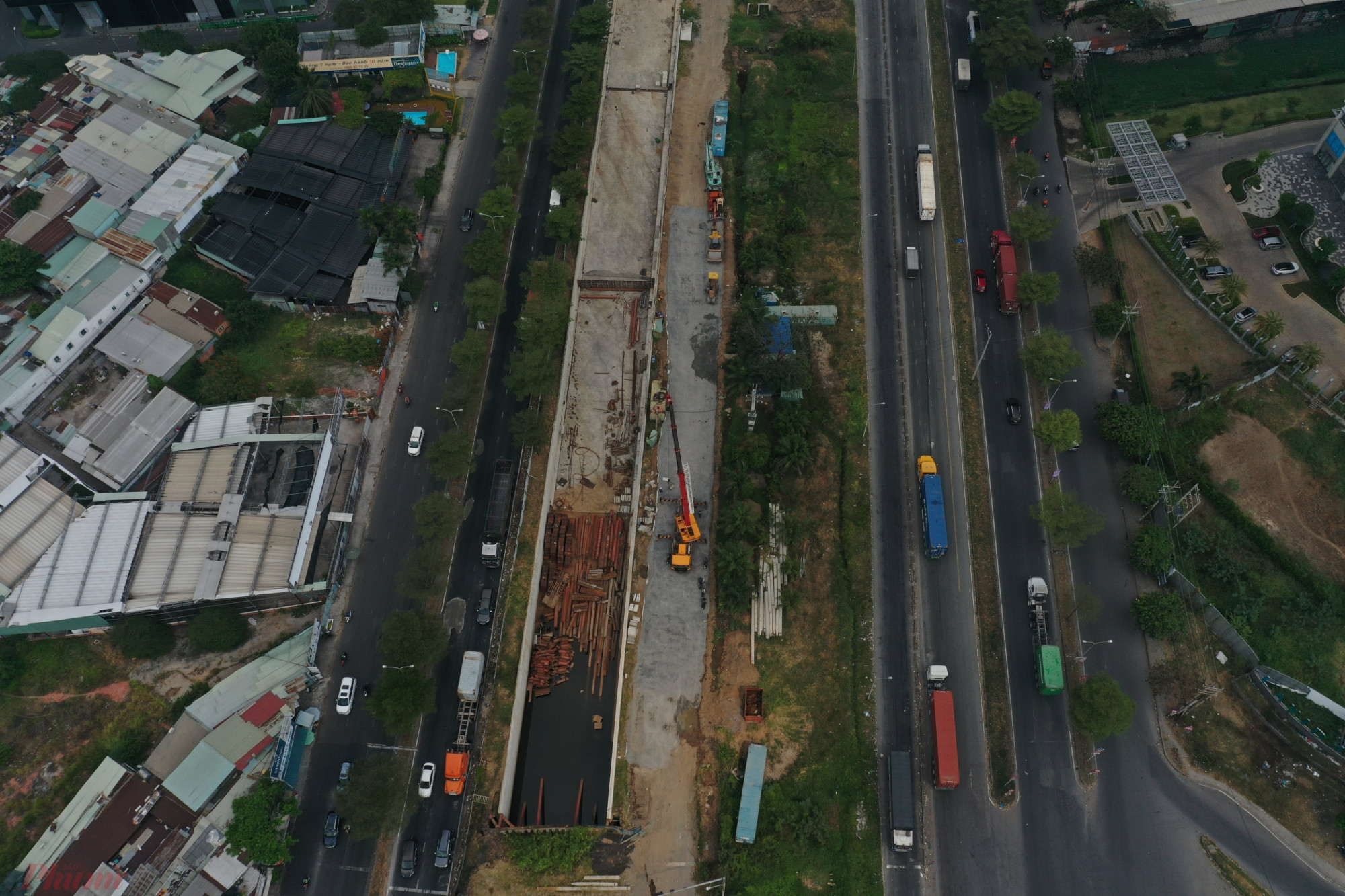Dự án khởi công vào ngày 22/4/2020, dự kiến hoàn thành vào quý 4/2023, được kỳ vọng kéo giảm ùn tắc giao thông đang ngày một gia tăng tại khu vực nam Sài Gòn. Tuy nhiên, đến nay, khối lượng thi công công trình chỉ đạt khoảng 34,12% do công tác di dời hạ tầng kỹ thuật thực hiện rất chậm.